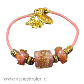 RZ 0037: Armband Roze leer met zelfgemaakte lampwork glaskralen