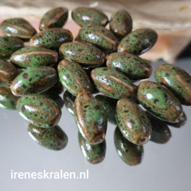 GG 027: Keramiek Kraal Groen Kleine Ovaal, ca 19mm