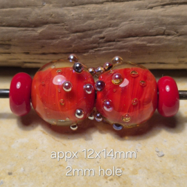 IKRD0000: DuoSet Mooi Rood encased met Metallic Bumps, ca 12x14mm