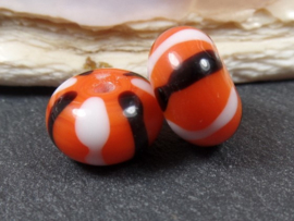 IKOR018: DuoSet Gestreept Oranje Wit Zwart, ca 8x14mm