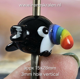 IKMC0006: Grote Kraal Toekan Zwart Regenboog