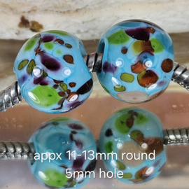 IKOC0049: Set van 2x GrootGatKraal Turquoise & Multi, ca 11-13mm rond (5mm gat)