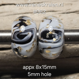 IKZW0015: Set van 2x GrootGatKraal Zwart, Wit, goudvlokken en swirls (5mm gat)
