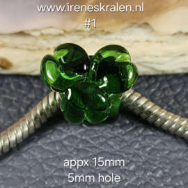 IKGR0031: GrootGatKraal Klavertje, ca 15mm (5mm gat)