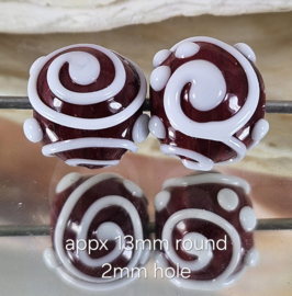 IKRD0010: DuoSet Rond Rood & Wit DecoKralen, ca 13mm