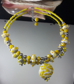 OR 0012: FelGele Ketting met zelfgemaakte hanger