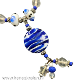 BL0014: Halflange Ketting Blauw & Wit, zelfgemaakte glaskralen