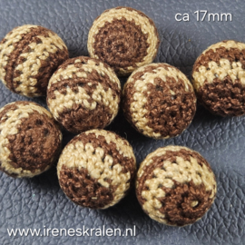 GB 007: Kraal met gebreid jasje, ca 17mm
