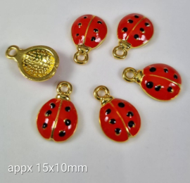 BD 0089: Bedel Lieveheersbeestje Goudkleur & Rood, ca 15x10mm