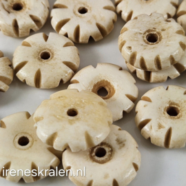 Gwit 020: SchijfKraal Bewerkt Been, ca 5x17mm