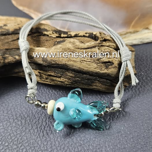 TU0059: Armbandje met zelfgemaakte glas-vis