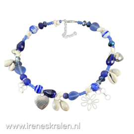 BL0037: Zomerse ketting blauwe glaskralen en bedels