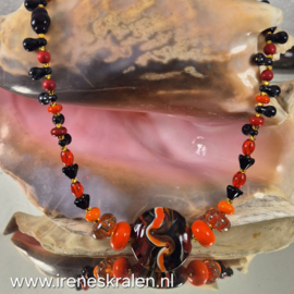 OR0033: Mooie Ketting met zelfgemaakte glaskralen, OranjeRood, ca 46cm