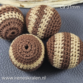 GB 008: Kraal met gebreid jasje, ca 31mm
