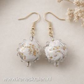 BR0028: Mooie Oorbellen handmade lampwork glas met goudglitters erin