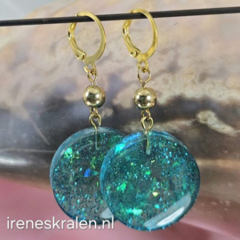 TU0003: Oorbellen met homemade epoxy hartjes teal & glitters