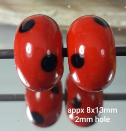 IKRD0018: DuoSet Rood & Zwarte Dots, ca 8x13mm