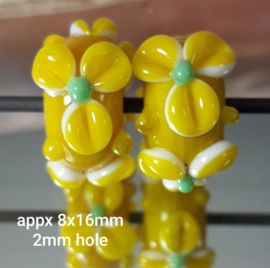 IKGE018: Pair Flowers Yellow & Green, appx 8x16mm