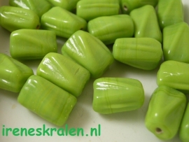 GG 156  Gedraaide rechthoek limegroen,  14x9mm #India Lampwork#