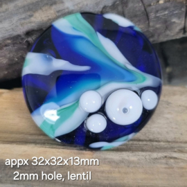 IKBL0040: Grote Focal Kraal Lentil Blauw & Turquoise, ca 32mm