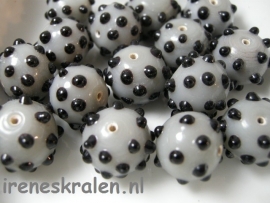Gzwt 920 Grijze kraal rond, met zwarte bumps, 13mm #India Lampwork#