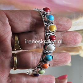 MU004: Metalen Armband met gekleurd Steen erin