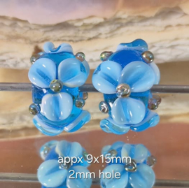 IKOC0060: DuoSet BloemKralen Aqua, metallic hartjes, ca 9x15mm