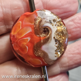 IKOR017: Grote lentil OanjeRood, aventurijn & goudvlokken, ca 31mm (3,5mm gat)