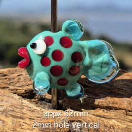 IKOC0054: Focal Kraal Vis Turquoise/Rode stippen, ca 32mm