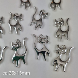 BD 0087: Bedel Kat Nikkelkleur, ca 25x15mm