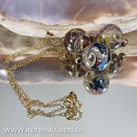 MU009: Goudkleurige ketting met homemade glaskralen, lampwork