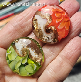 IKOR017: Grote lentil OanjeRood, aventurijn & goudvlokken, ca 31mm (3,5mm gat)