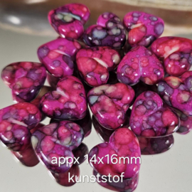 Groze 041: Hartje Kunststof Tye Dye Fuchsia, ca 14x16mm
