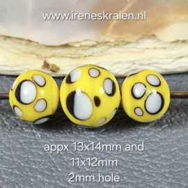 IKGE015: Set van 3 kralen Geel, ca 13x14mm en 11x12mm rond
