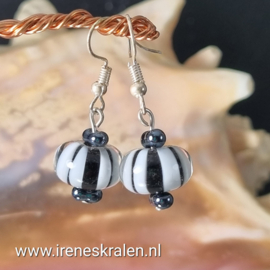 ZW0021: Lampwork Oorbellen Gestreept Inside Zwart & Wit