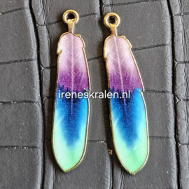 BDM 0017: Set van 2 Bedels Veren/goudkleur, ca 37mm Paars/Turquoise