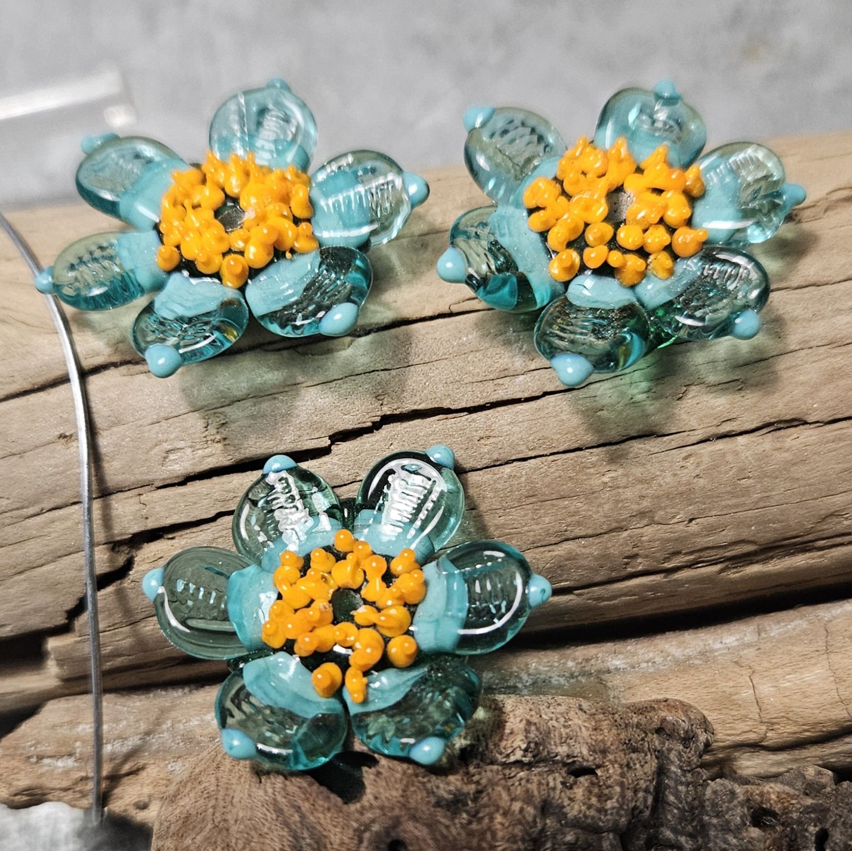 IKOC0034: Set van 3 Bloemen Teal/Oranje, ca 26x8mm