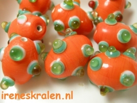 GO 41 Lichtoranje ovaal met groene bobbels, 20mm #India Lampwork#