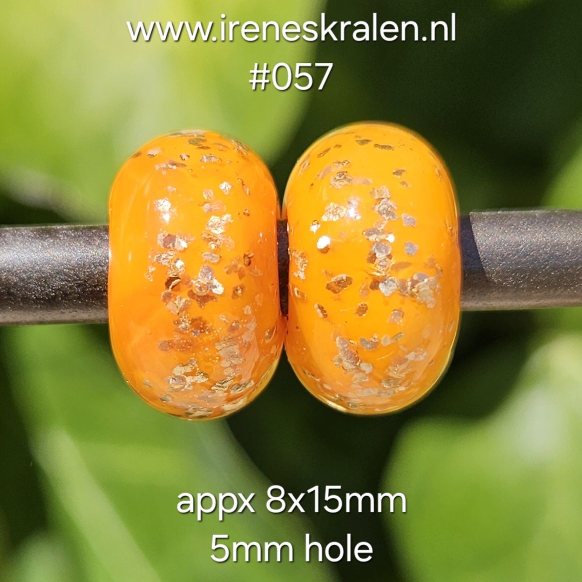 IKGE013: Set van 2x GrootGatKraal DonkerGeel/LichtOranje & Goudvlokken (5mm gat)