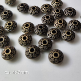 Gd 027: Ufo BronsKleur,/BronzeColor metal,  4x7mm