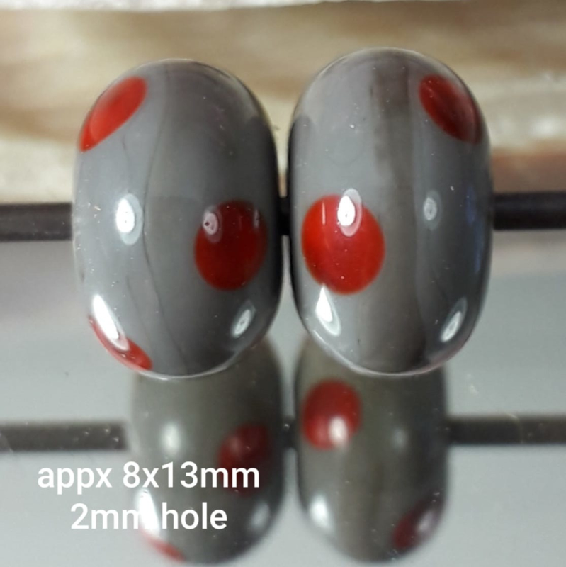 IKZW0140: Pair Gray/Red Dots, appx 8x13mm