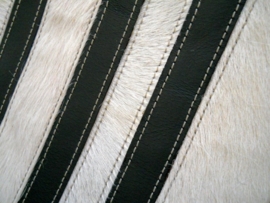 Otavalo Linear - Black & Silver Black border