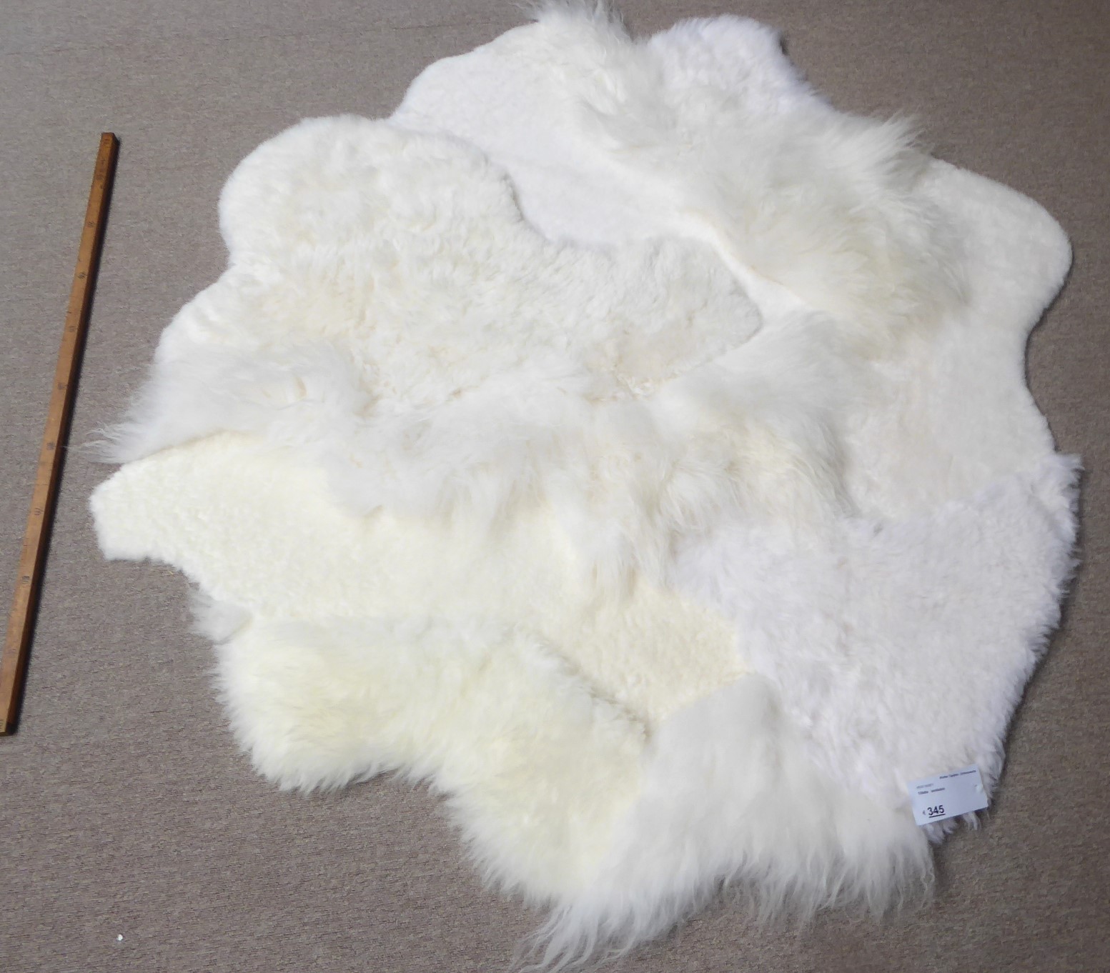 White Blizzard Sheepskin Rug, +/- 140 x 140 cm (5)