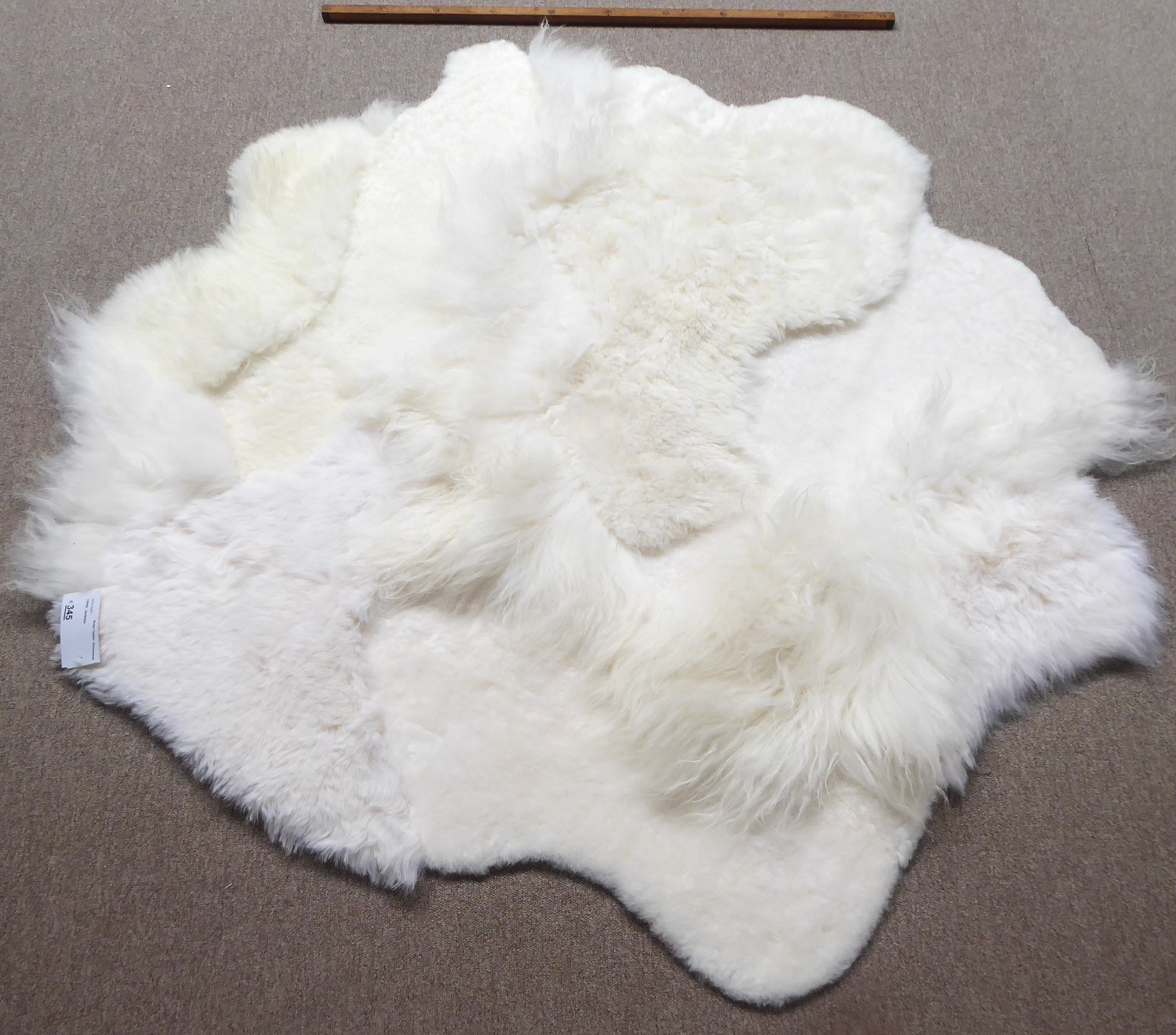 White Blizzard Sheepskin Rug, +/- 140 x 140 cm (5)