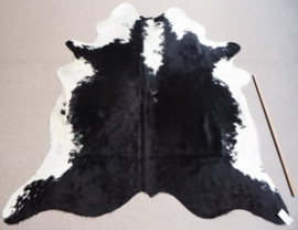 Black-White Cowhide M (665)