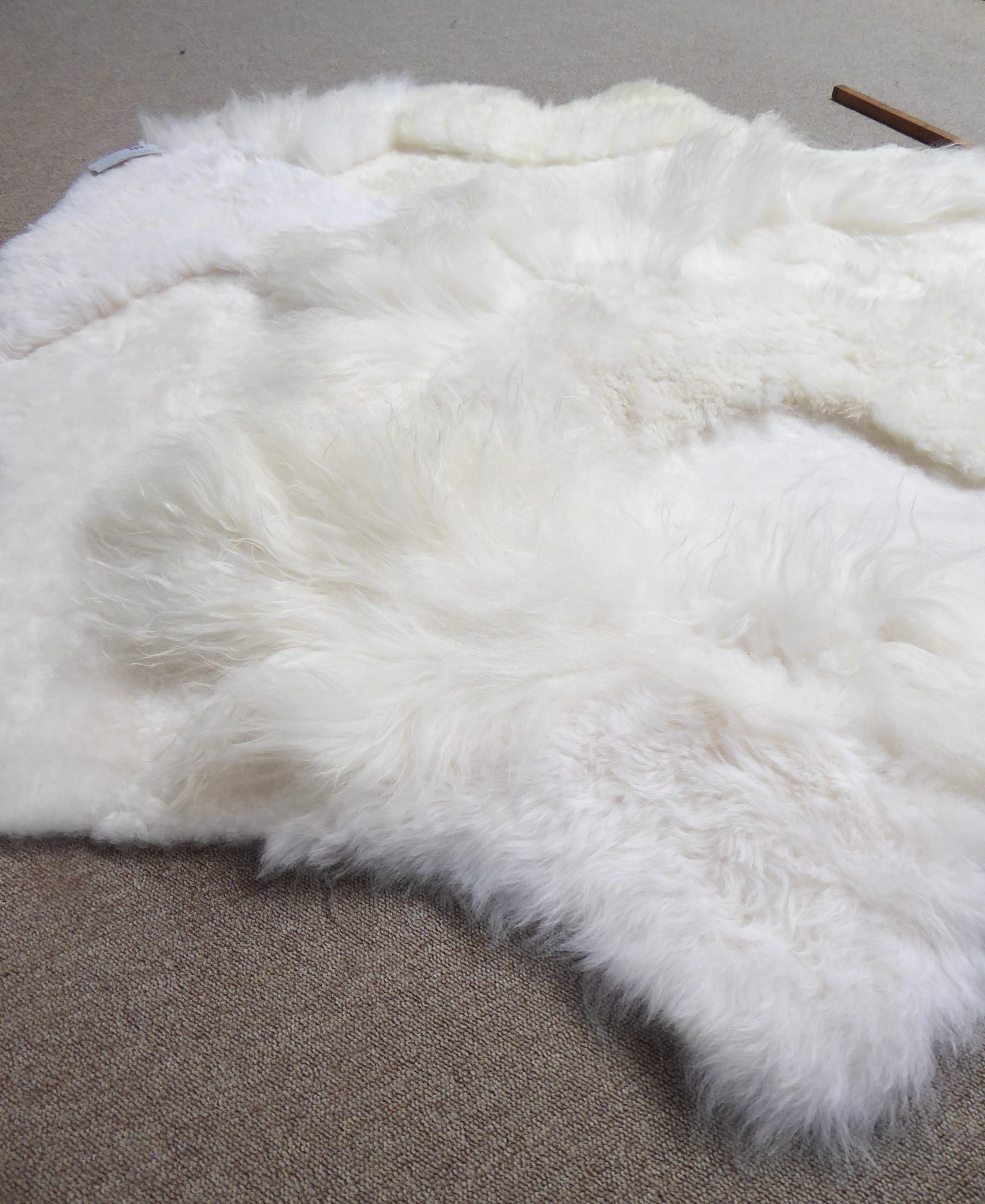 White Blizzard Sheepskin Rug, +/- 140 x 140 cm (5)