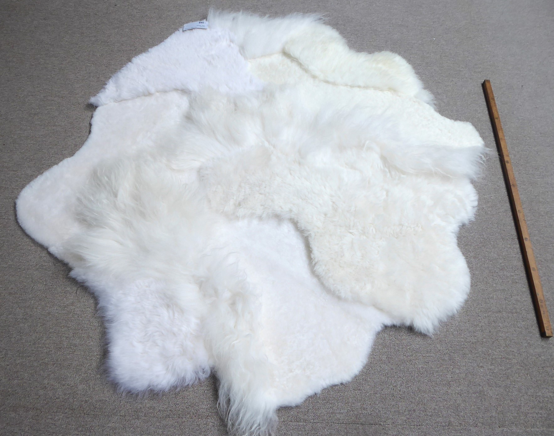 White Blizzard Sheepskin Rug, +/- 140 x 140 cm (5)