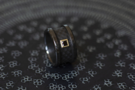 Zwarte zirkonium ring met Zwarte Carré diamant en gouden zetting.