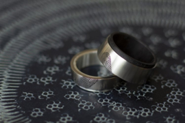 Titanium ring met blackwood houten binnenzijde en vingerafdruk <3