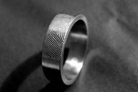 Titanium vingerafdruk ring met zilveren cirkel